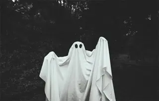 Zašto smo nekad na Badnje veče pričali strašne priče (i zašto bi ovu tradiciju trebalo ponovo oživeti)