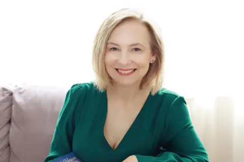 Fejt Hogan o „Klubu ponoćnih plivačica“: Dirljiva priča o novim počecima - slika 1