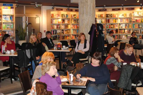 U Delfi Caféu predstavljene „Antičke izreke“ Vladete Jankovića - slika 2