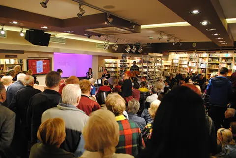 Održana tribina o romanu „Oštrica brijača“ Somerseta Moma - slika 1