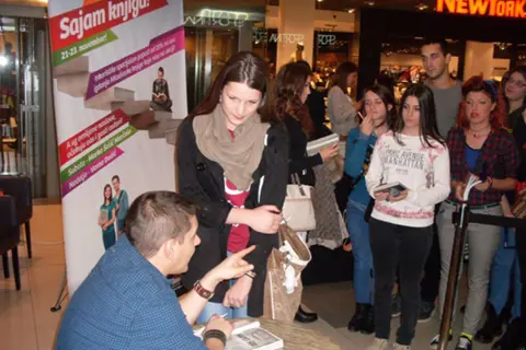 „Napet šou“: Marčelo satima potpisivao knjige Kragujevčanima... - slika 1