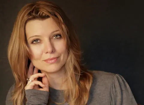 Intervju sa Elif Šafak, autorkom romana „Čast“: U Turskoj muškarci pišu, a žene čitaju. Želela bih da se to promeni - slika 1