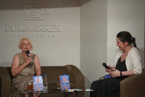 Priča o usamljenosti i ljubavi prema knjigama – „Karlove šetnje s knjigama“ - slika 1