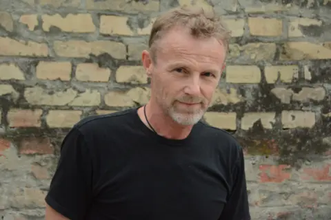 Ju Nesbe o romanu „Kuća noći“: Lakše je biti prihvaćen kada poštuješ pravila, zato volim autsajdere - slika 1