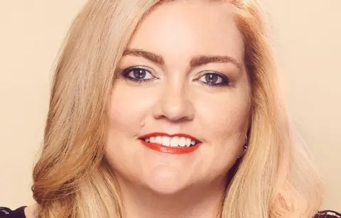 „Sa nama se završava“, novi roman autorke Kolin Huver - slika 1