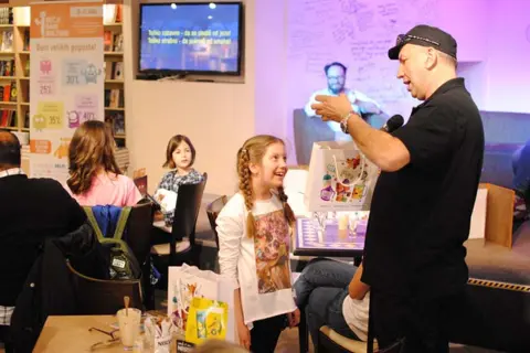 Nezaboravno druženje sa najmlađima na promociji „Strahovite knjige“ Uroša Petrovića - slika 1