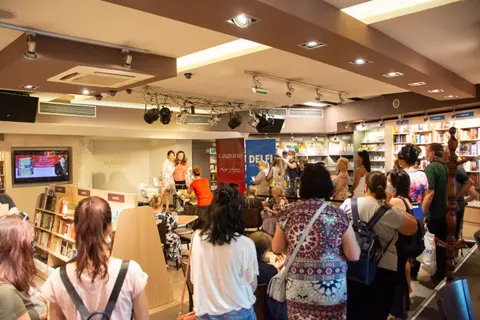 Lepa atmosfera, osmesi i cveće na potpisavanju novog romana Jelene Bačić Alimpić „Nisam kriva“ - slika 1