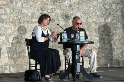 Održano književno veče Zorana Kostića Caneta u Herceg Novom - slika 1