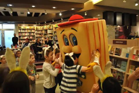 Soe Valdes predstavila svoj roman „Žena koja plače“ u Beogradu - slika 1