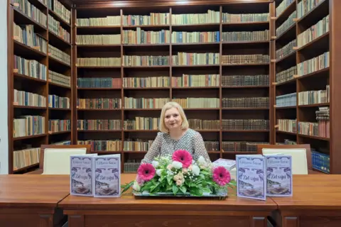 I na jug, i na sever – promocije romana „Zid tajni“ Ljiljane Šarac - slika 1