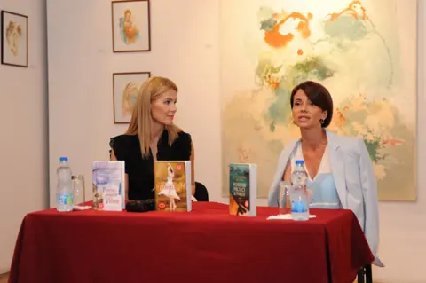 Održano uspešno književno veče Jelene Bačić Alimpić u Tivtu - slika 1