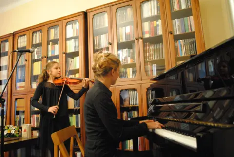 Veliki broj čitalaca obezbedio sebi potpisan primerak knjige „Kainov ožiljak“ - slika 1