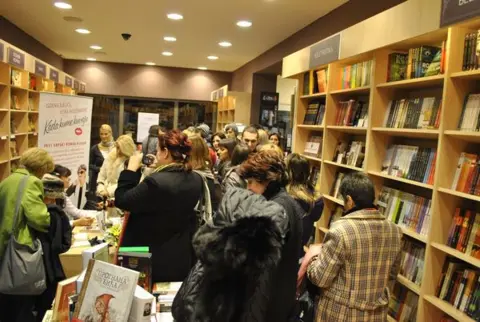 Pisac Nikola Malović dobio spomen-pločicu u beogradskom hotelu „Kasina“ - slika 2