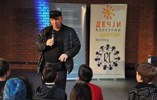 Uroš Petrović sa mališanima u Dečjem kulturnom centru