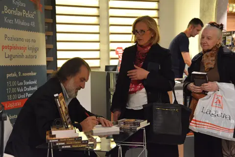 Pisci poželeli dobrodošlicu čitaocima u Delfi knjižari u Knezu - slika 3