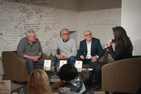 Život, kao voda, uvek pronađe put ka svetlosti, koliki god da je mrak: Održana promocija knjige „Kad zvona zaneme“ Vlade Arsića - slika 1