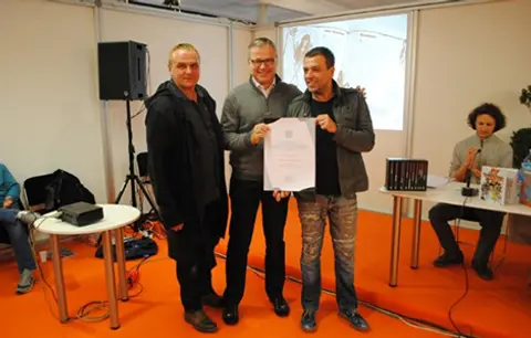 Zvonimir Đukić Đule potpisuje knjigu „More bez obala“ u Nišu - slika 1