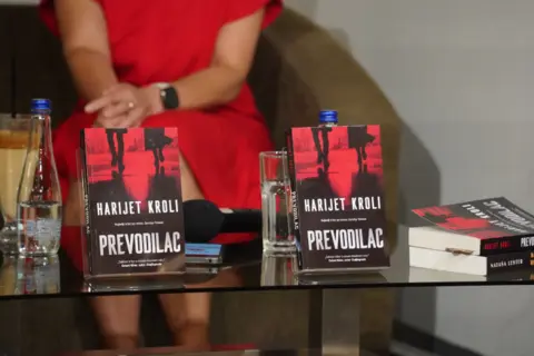 Uzbudljiva priča o političkim previranjima, tajnim službama i borbi za ljubav i umetnost: roman „Prevodilac“ bio tema 125. tribine Laguninog književnog kluba - slika 2