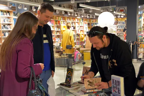 Pisci poželeli dobrodošlicu čitaocima u Delfi knjižari u Knezu - slika 7