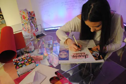 Više od 1000 fanova Jane Dačović čekalo u redu za autogram - slika 1