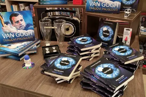 Van Gogh se družio sa fanovima u Delfi knjižari „Jovan Jovanović Zmaj“ u Novom Sadu - slika 2