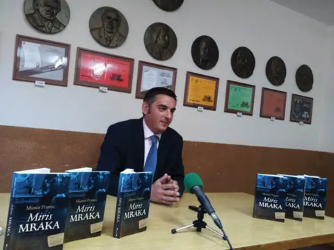 Knjiga „Miris mraka“ Miomira Petrovića predstavljena u Aranđelovcu - slika 1