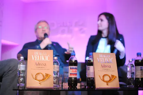 Draganu Velikiću svečano je uručena književna nagrada „Kočićevo pero“ za roman „Islednik“. - slika 1