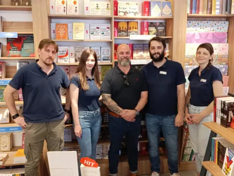 Džon Gvin posetio Laguninu knjižaru u Nišu - slika 2