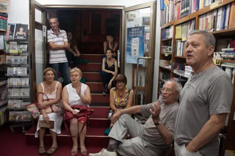 Beograđanima nakon 15 godina ponovo predstavljen „Danteov trg“ Dragana Velikića - slika 1