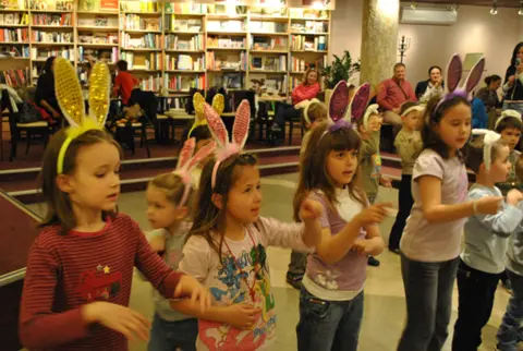 Radionice, eksperimenti, smeh i drugarstvo obeležili drugi dan Dečjih dana kulture - slika 2