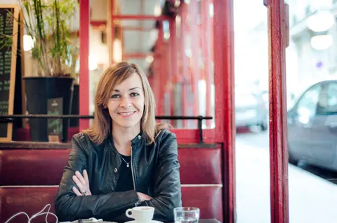 Eksluzivno: Autorka bestselera „Srećni ljudi čitaju i piju kafu“ dolazi u Srbiju - slika 1