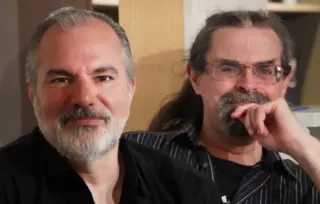 Piter V. Bret i Adrijan Čajkovski: Od veštačke inteligencije opasnija je veštačka glupost