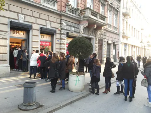 U redovima čekali na Marčelov potpis u Novom Sadu - slika 1