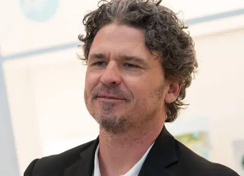 Parabola o međunarodnom razvoju Dejva Egersa - slika 1