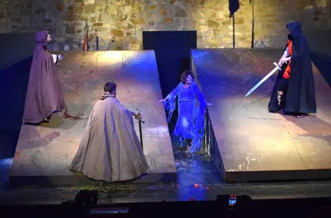 Deset stvari koje niste znali o romanu „Duge noći i crne zastave“ - slika 1