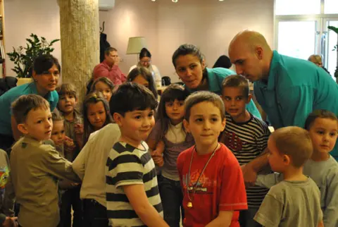 Druženje sa „Suludo bogatim Azijcima“ u okviru Laguninog književnog kluba - slika 2