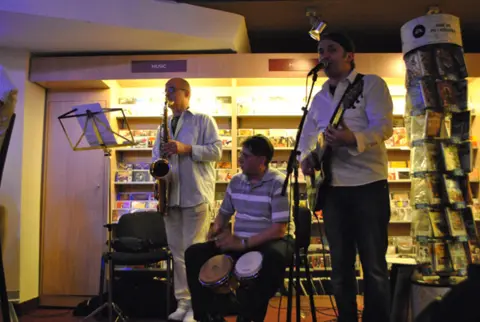 Velika gužva ispred Delfi knjižare „Borislav Pekić“: Jelena Bačić Alimpić dva i po sata potpisivala knjige - slika 1