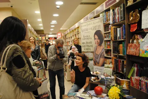 Jelena Bačić Alimpić u Novom Sadu potpisivala novi roman „Kazna za greh – Knjiga uspomena“ - slika 1