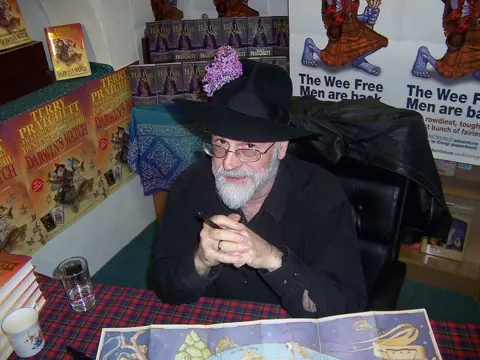800px-Terry-Pratchett-Hat