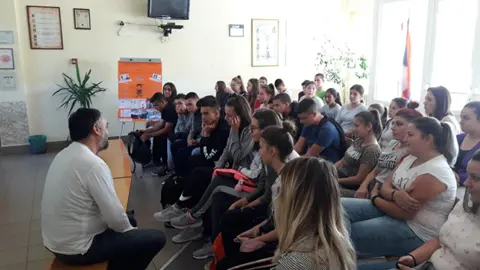 Branislav Janković sa srednjoškolcima u Lapovu - slika 1