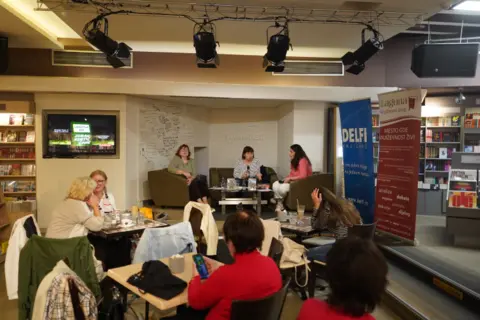 O bliskosti jedne porodice koja prevazilazi nedaće – „Džin, terpentin, barska nana, rutvica“ - slika 2