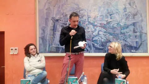 Pisac Igor Marojević razgovarao sa čitaocima u Podgorici o svojim romanima i preimenovanju srpskog jezika - slika 2