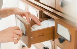 Jedna bibliotekarka sakuplja sve predmete koje ostanu u knjigama – od ljubavnih pisama do starih fotografija