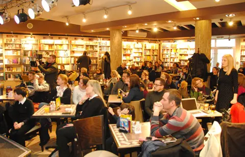 Održana veoma uspešna promocija knjige „Devedesete“ Vanje Bulića - slika 2