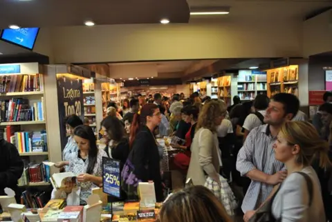 Proslavljen prvi rođendan knjižare Delfi u Immo centru sa specijalnim gostom Ljubivojem Ršumovićem - slika 1