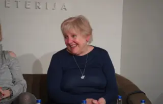 Emotivno i intrigantno – predstavljen roman Sonje Ćirić „Da li i kod tebe pljušti?“