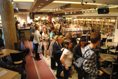 Jelena Bačić Alimpić puna dva sata potpisivala novu knjigu Beograđanima - slika 2