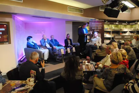 Održana nova tribina Laguninog književnog kluba – „Jesenji pejzaž“ Leonarda Padure i biblioteka „Bolero“ - slika 1