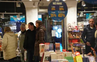 Prvi put održan književni maraton u okviru Noći knjige: dvanaest pisaca pet sati predstavljalo nove naslove