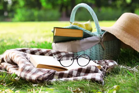 reading-books-outdoors-75